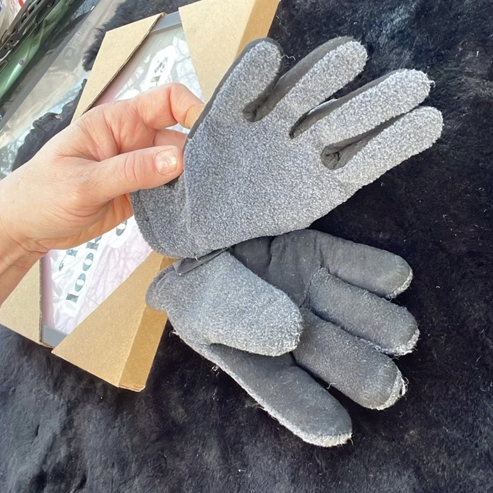 NWOT Heat Saver Gray and Black Fleece Gloves Lined Small Boys 5